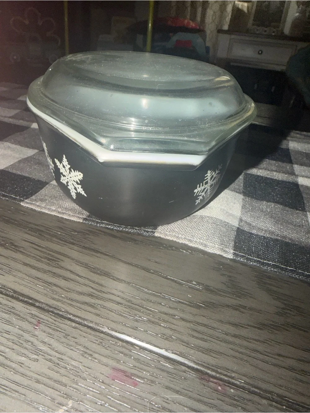 This is a vintage Pyrex 